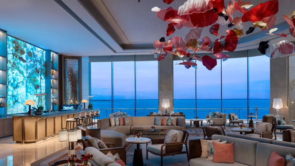 NUSTAR Hotel大堂酒廊的蓝色饰墙与吊挂装饰