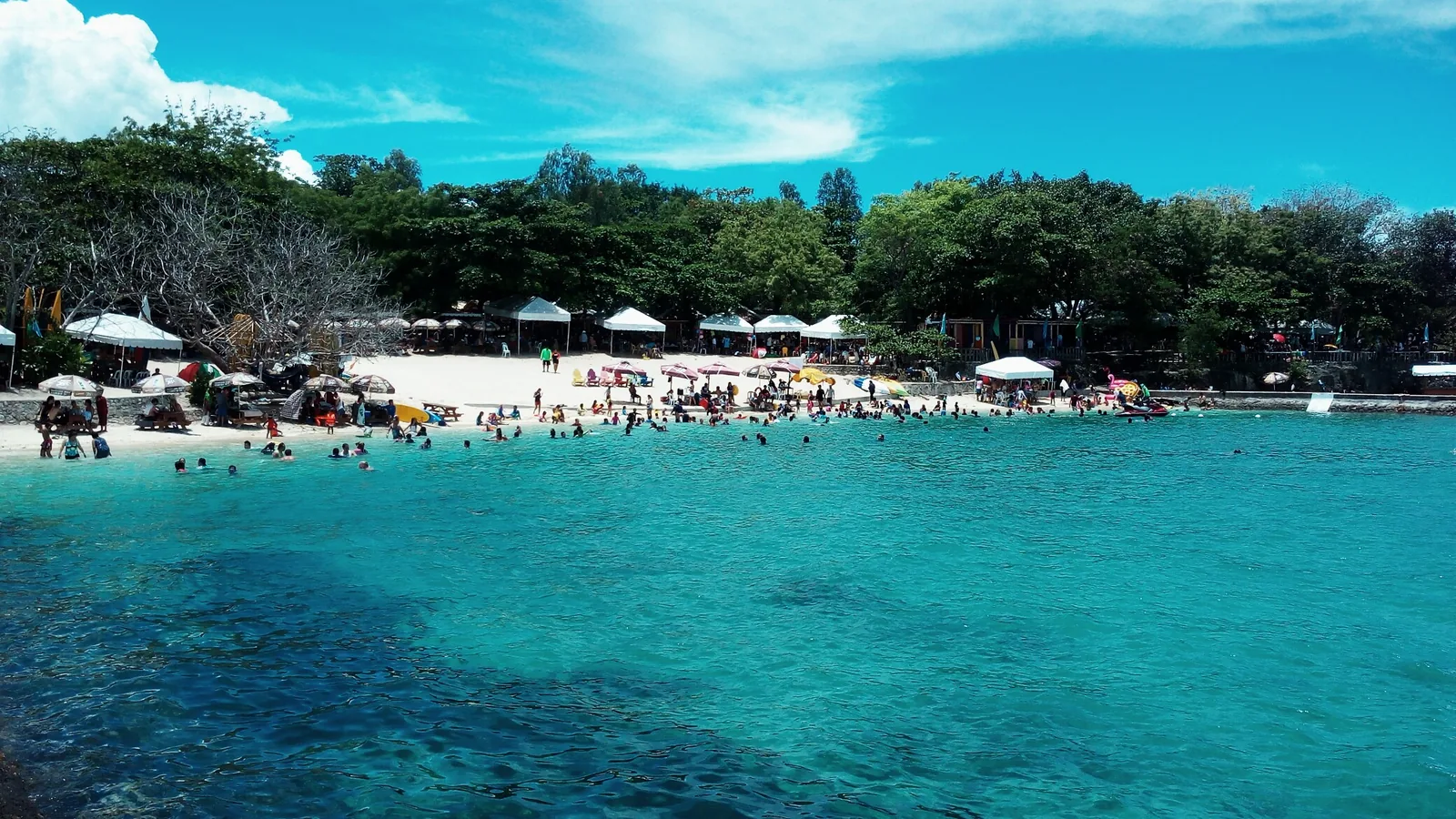 2017年记录的Mactan Newtown海岸全景;现有设施和日间票规则与历史照片可能不同。