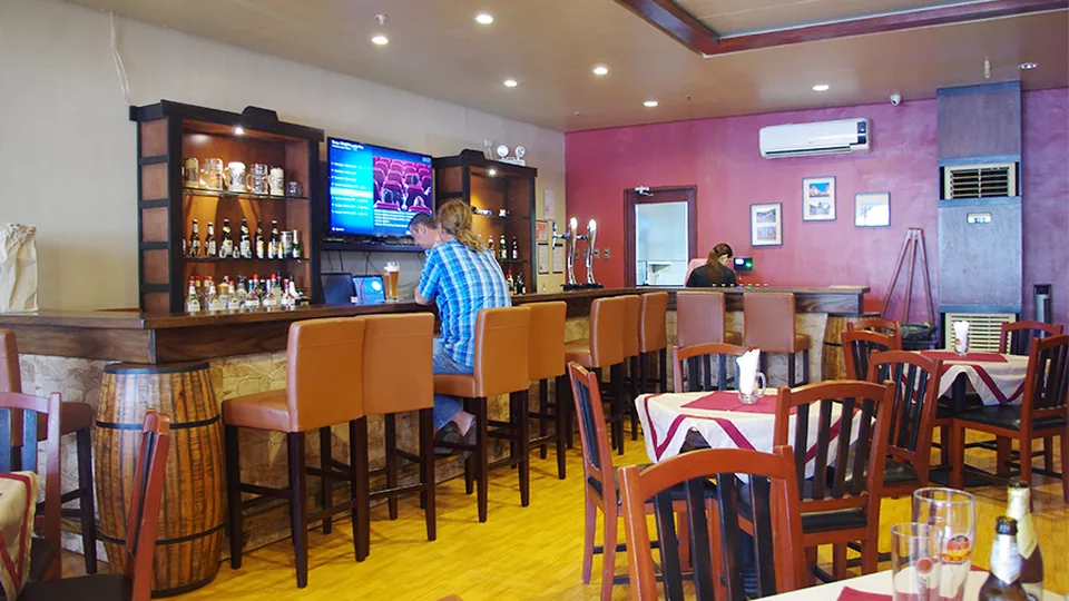 Das Bierfass取材时的室内吧台与座位。