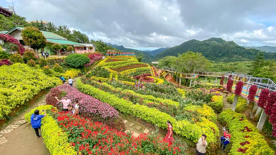 Buwakan ni Alejandra花园的步道与山景。