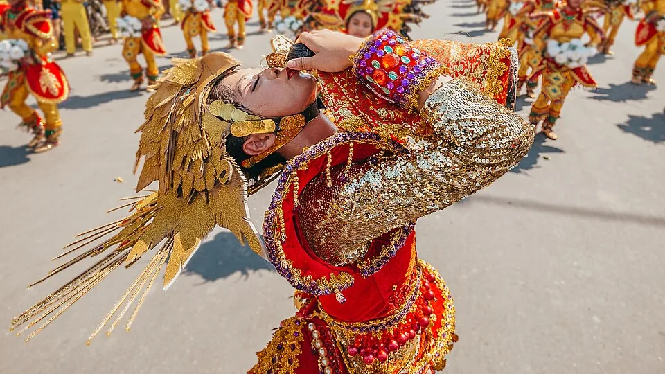 Sinulog庆典的街头舞者