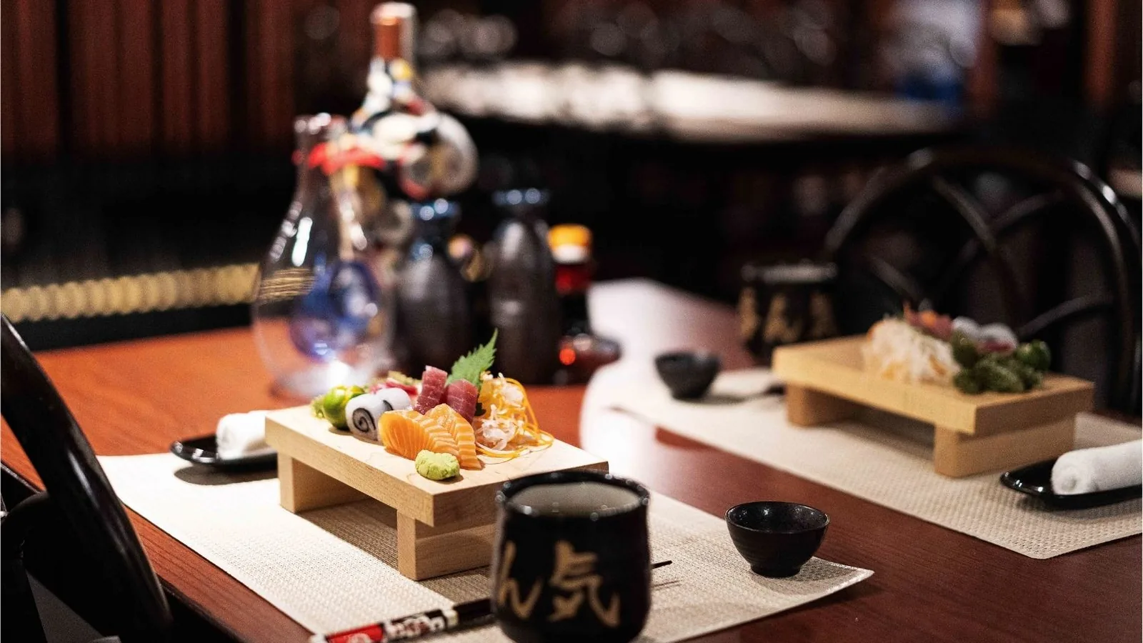 刺身の盛り合わせが置かれた和食店のカウンター