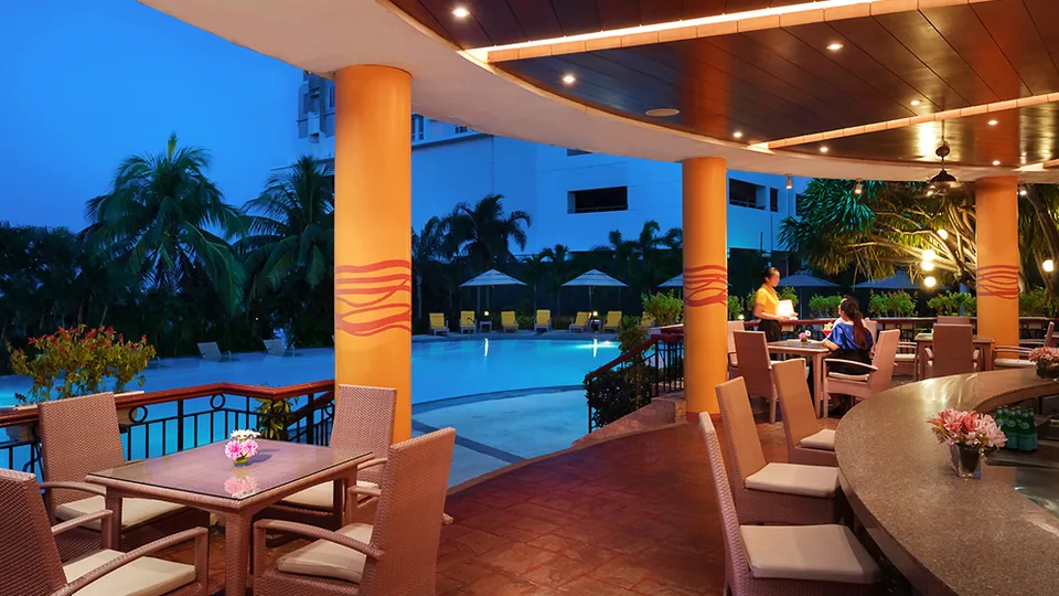 Marco Polo Plaza Cebu的El Viento泳池边餐厅与酒吧。