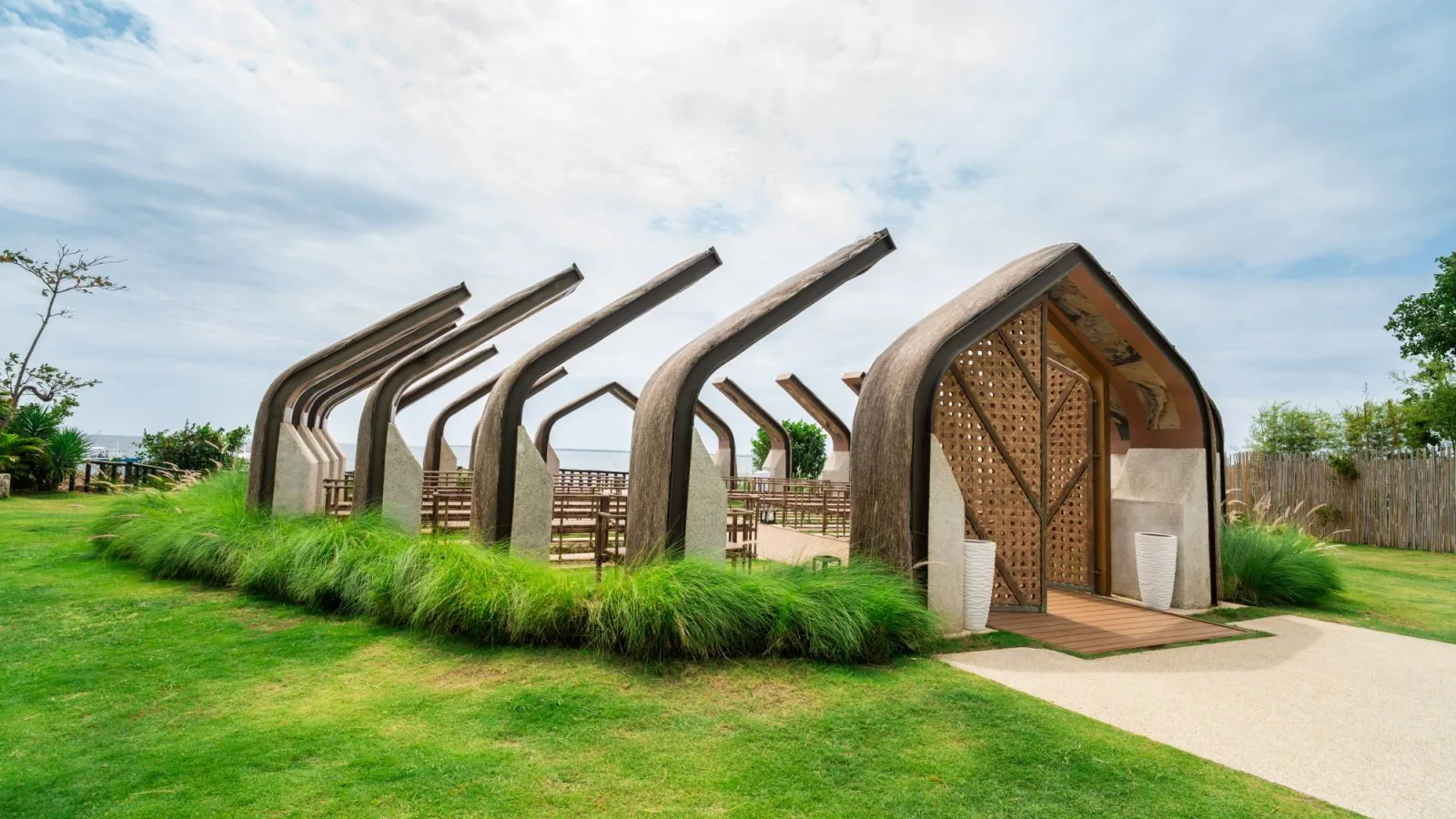 Mactan Newtown Beach的海边休憩设施。