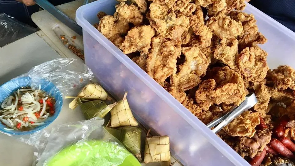 Pungko-pungko取餐台上的炸物与配料，用餐前宜确认原料及食物保存情况。