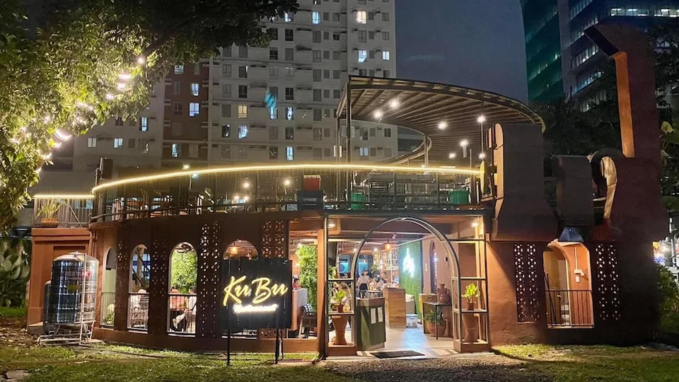 IT Park夜间餐饮店铺的外观;营业时间应按实际到访日期确认。