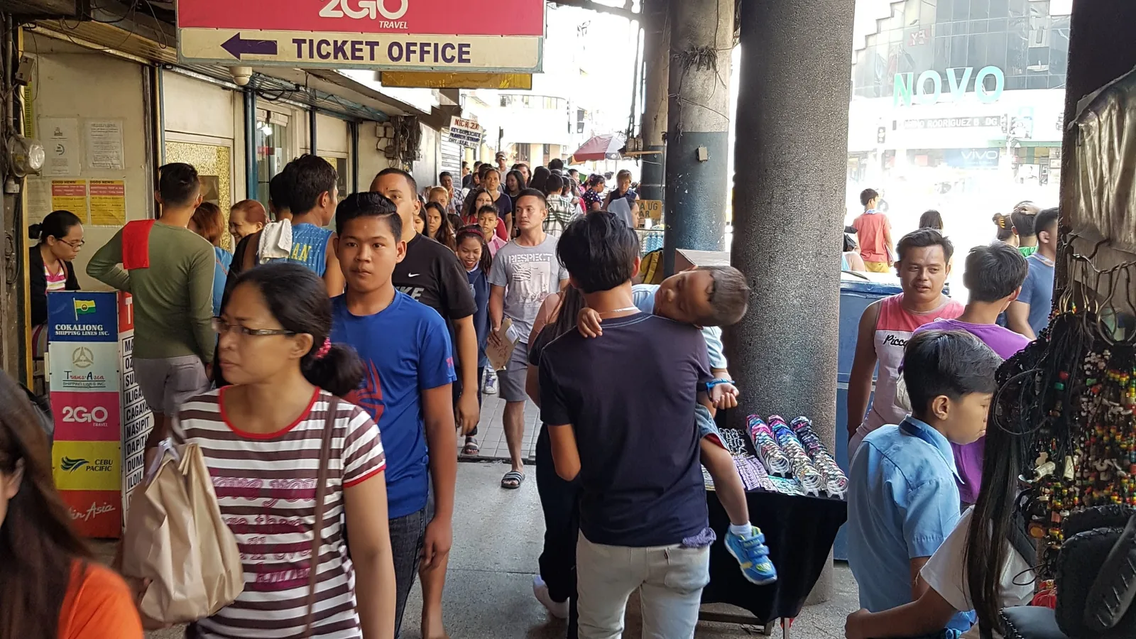 旅客在港口票务窗口排队