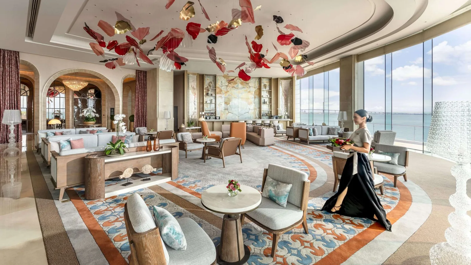 NUSTAR Hotel大堂酒廊的座位与临海窗景