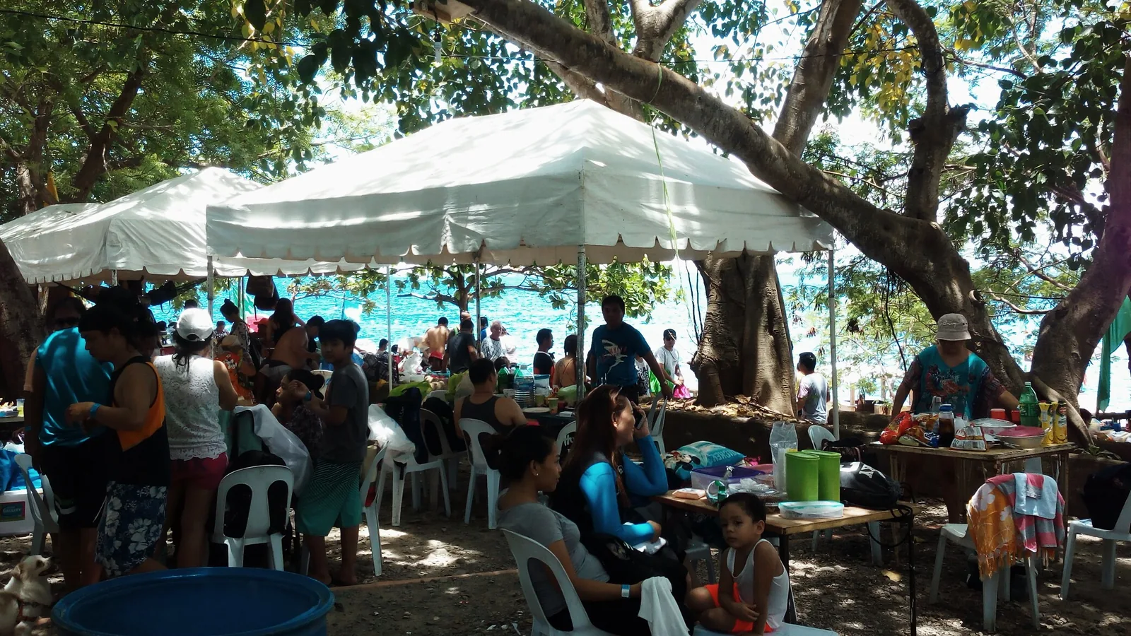 Mactan Newtown Beach过往的遮阴用餐区;不据此认定当前座位免费或可预约。