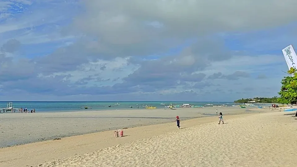 宿务海边的沙滩与云层。海上活动仍需结合当天风浪判断。