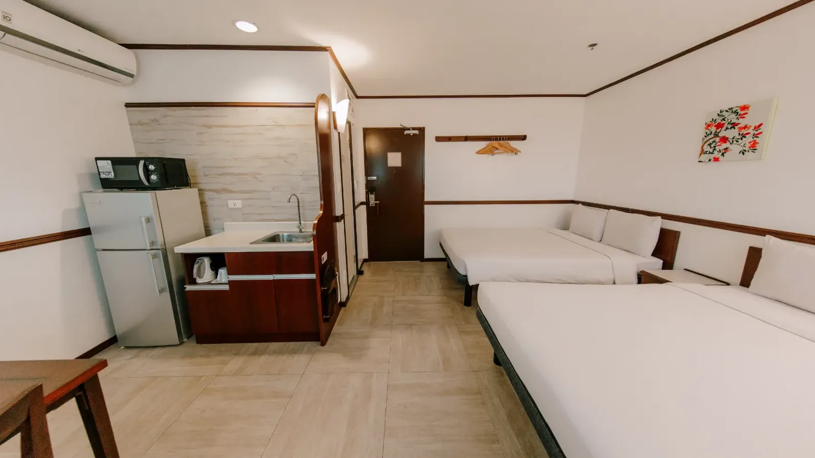 东横INN Deluxe Twin客房的双床与小厨房