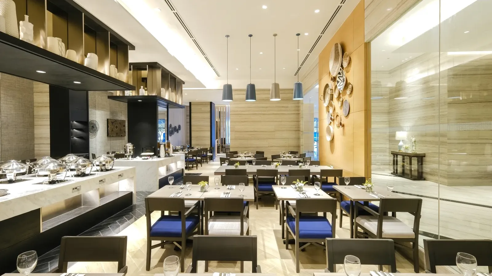 Savoy Café的餐厅座位与自助餐台。