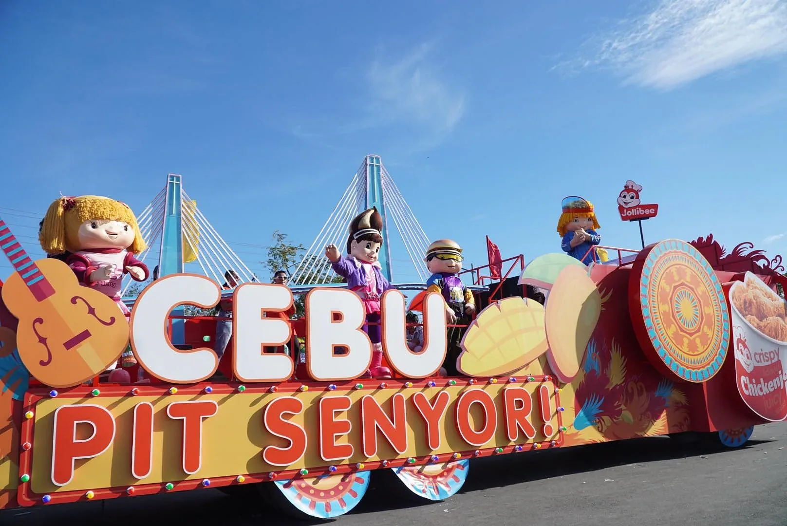 シヌログの飾りとCEBUの文字のモニュメント