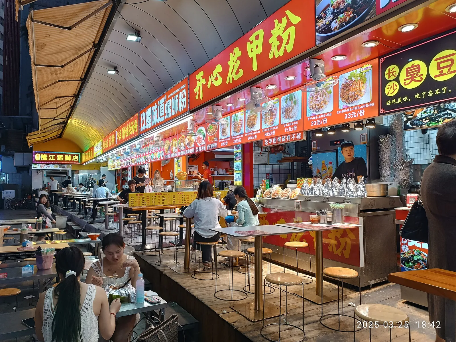 Sugbo Mercado为何能在宿务扎根：用11年资料看餐饮创业者与夜市文化：Sugbo Mercado从创办之初就是“创业者平台”相关图片