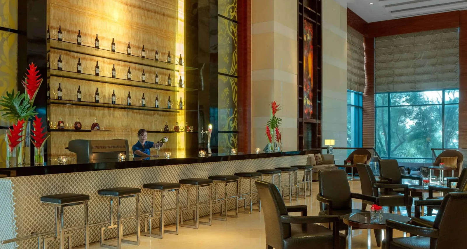 宿务Radisson Blu Cebu的Lobby Bar:轻食、鸡尾酒、座位与现场演出