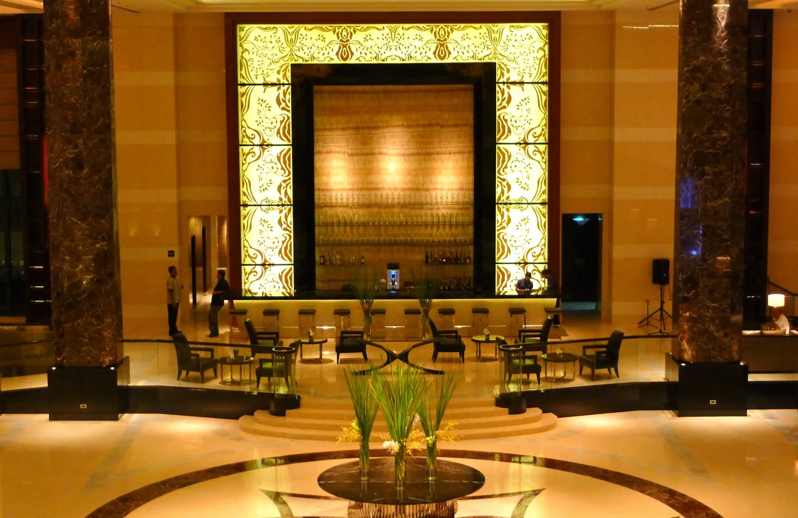 宿务Radisson Blu Cebu的Lobby Bar：轻食、鸡尾酒、座位与现场演出的正文相关图片1