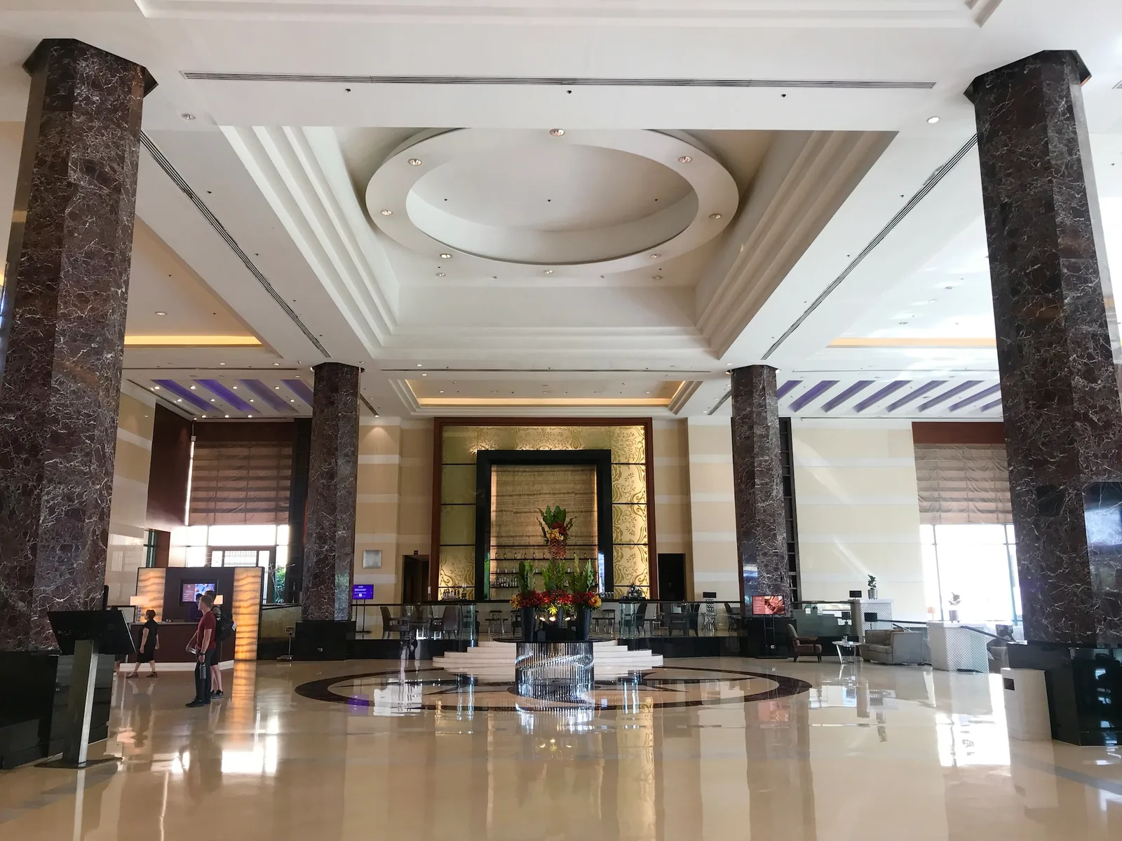 宿务Radisson Blu Cebu的Lobby Bar：轻食、鸡尾酒、座位与现场演出的正文相关图片3