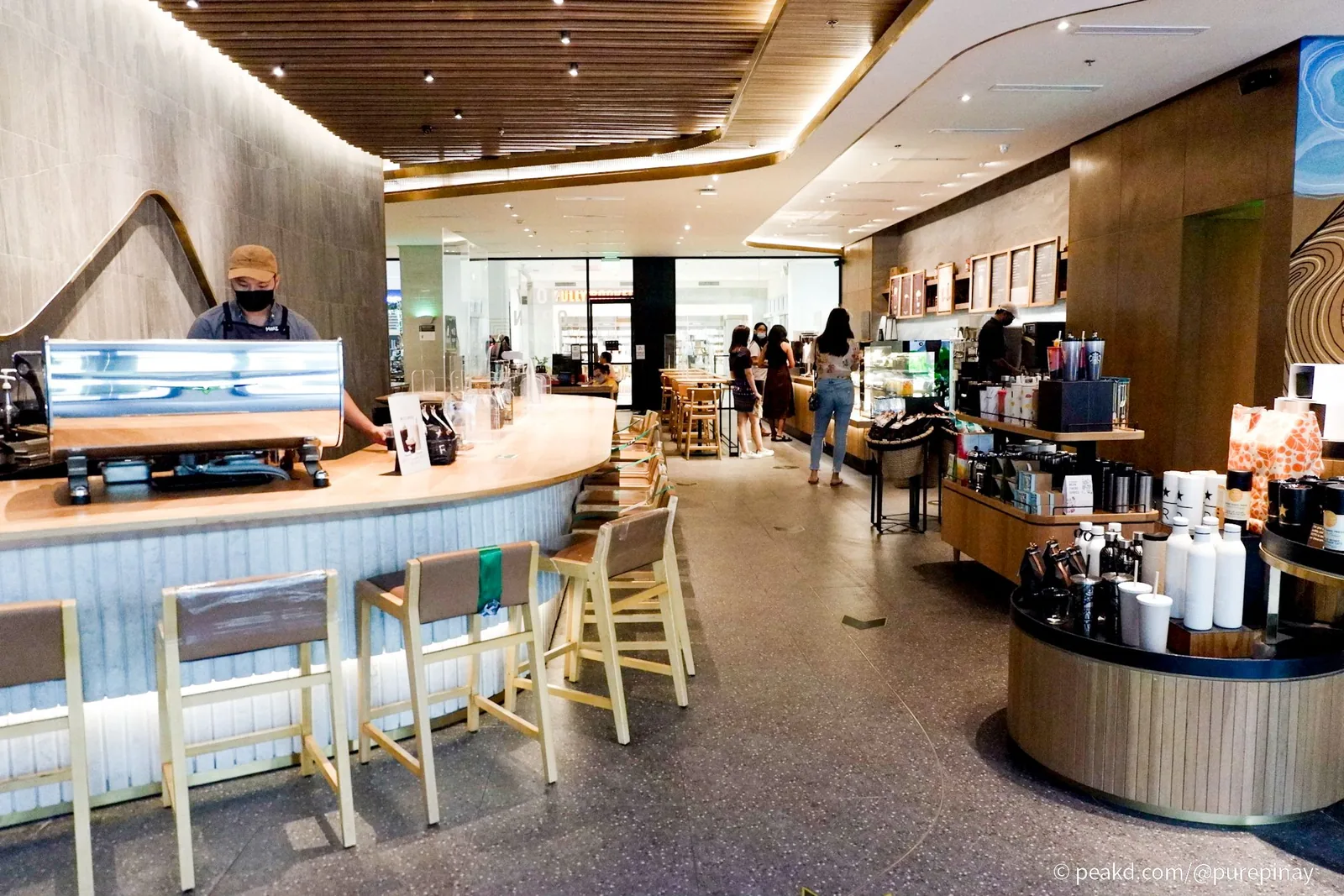 モール内のカフェのカウンター