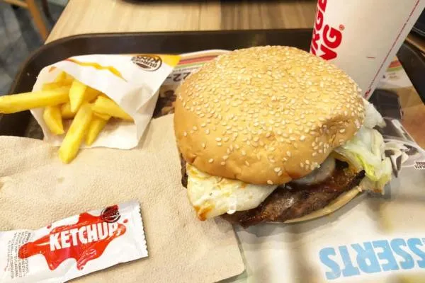 セブ島の有名ファストフード店3社でハンバーガー食べ比べ!