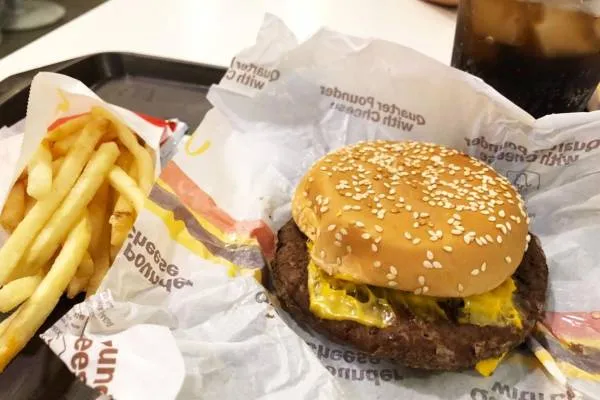 セブ島の有名ファストフード店3社でハンバーガー食べ比べ!