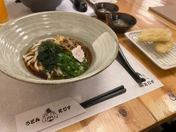 わかめと天ぷらがのったえびすうどんのかけうどん