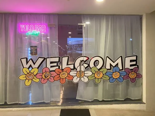 YOLO BARのWELCOMEの窓