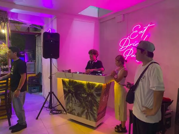 ピンクの照明の中でDJをする出演者