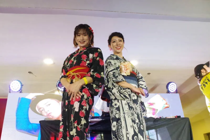 浴衣姿で祭りのステージに立つ2人