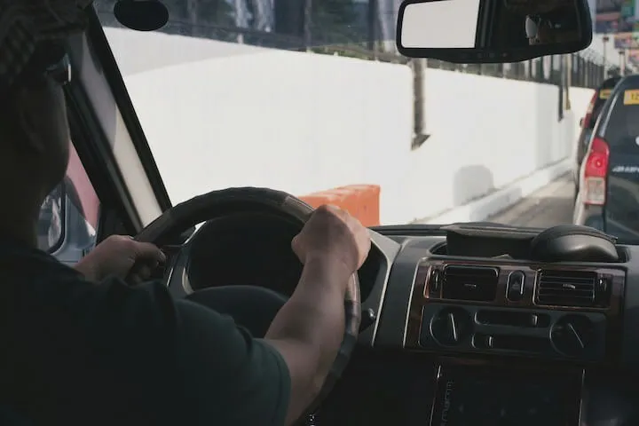 ハンドルを握る運転手の手元