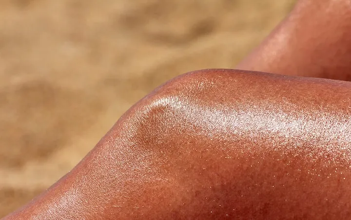 セブの明るいビーチで笑う女性