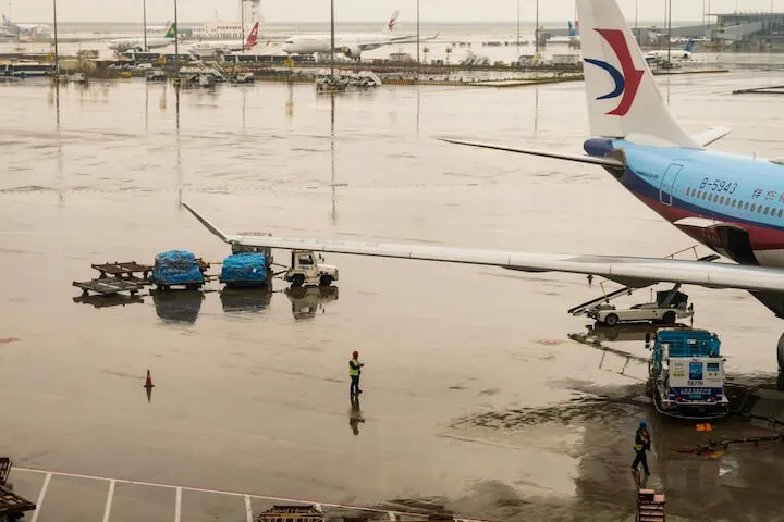 青空に向かって離陸する飛行機