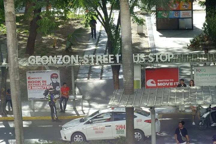 セブITパークのGeonzon Streetバス停と道路