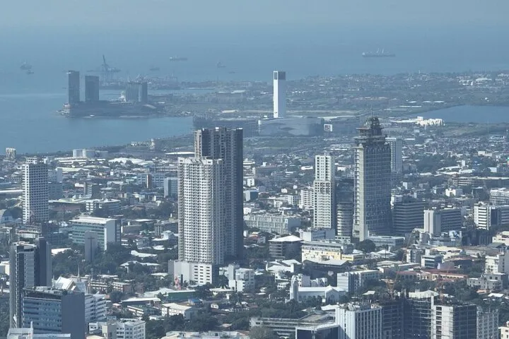 セブ市街の先に広がるSRP沿岸地区の昼間の空撮