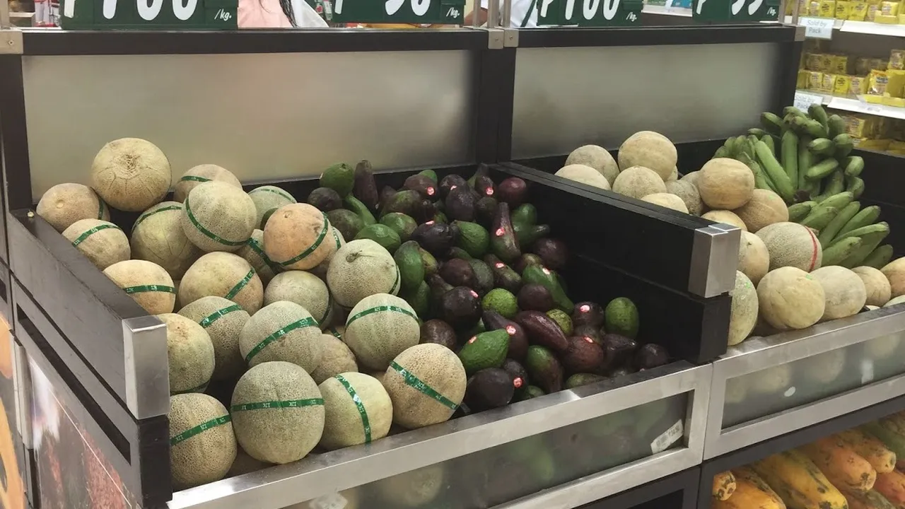 スーパーの売り場に並ぶ果物