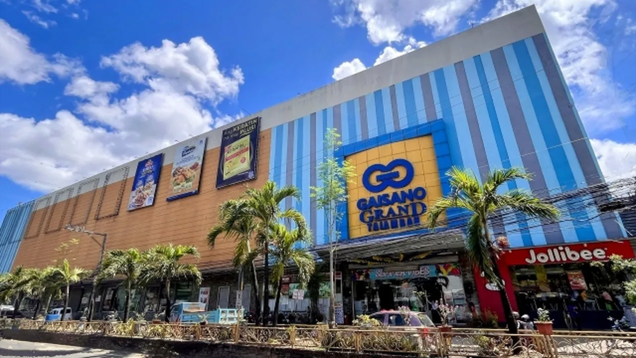 青と白のしま模様の壁にGaisano Grand Talambanの看板がある建物