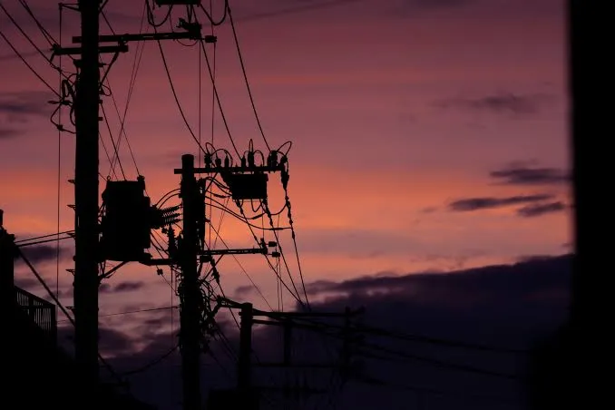 夕焼けの空と電柱