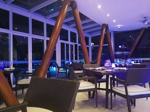 BLU Bar Grill Marco Polo Plaza セブの眺望ディナーと予約