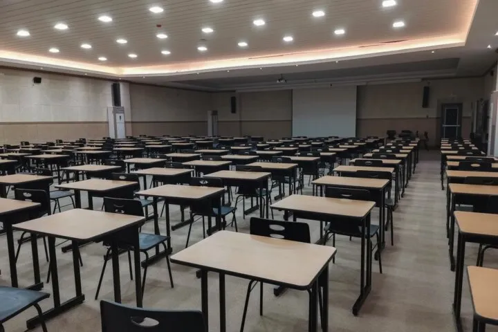 机が整然と並ぶ模擬試験用の大教室