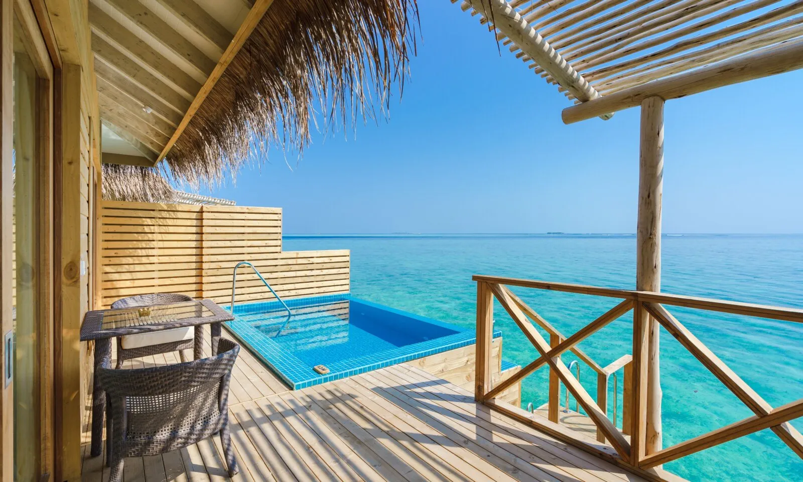 Crimson Resort and Spa Mactan 客室・Villa・プール・ビーチ