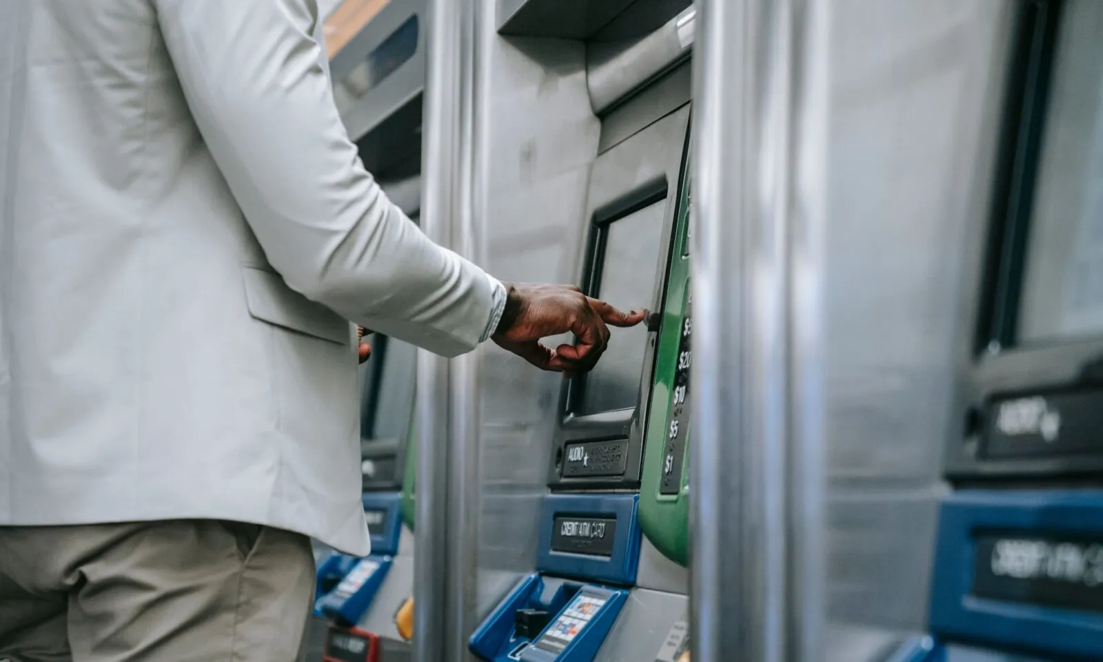 セブ・マクタンニュータウン Bank ATM