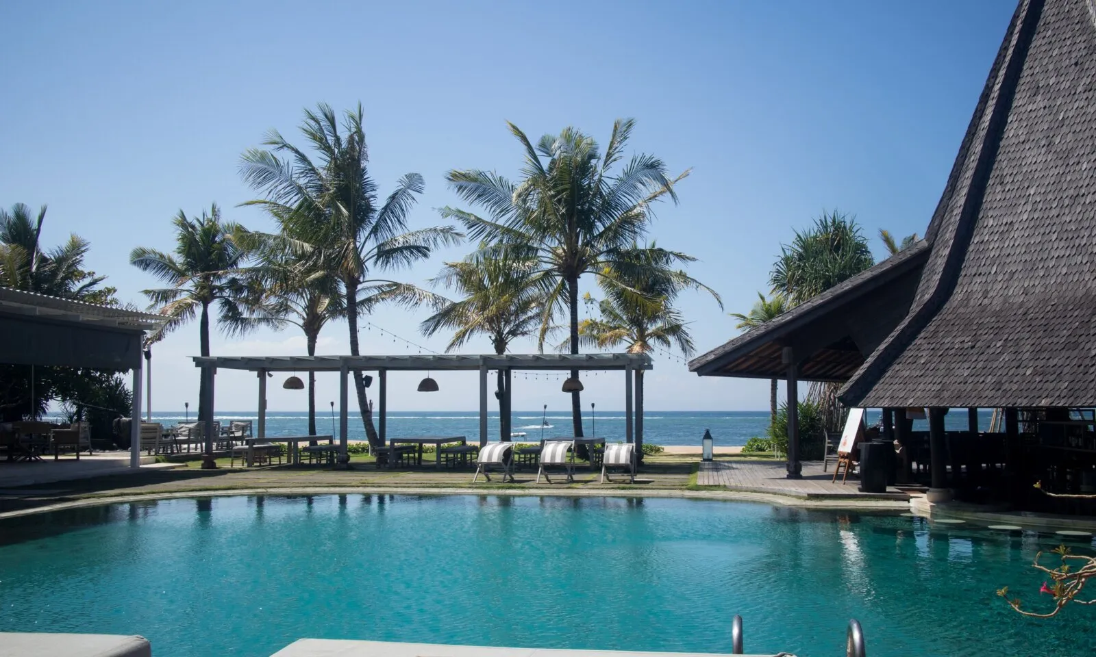 セブのDusit Thani マクタン Cebu インフィニティプールと海の眺望
