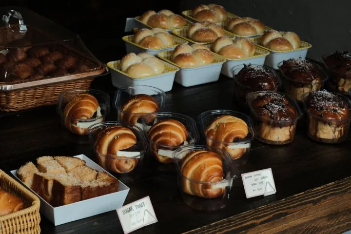 セブのAbaca CrossroadsとBakery Soesterberg Streetscape｜パンの持ち帰りを案内する