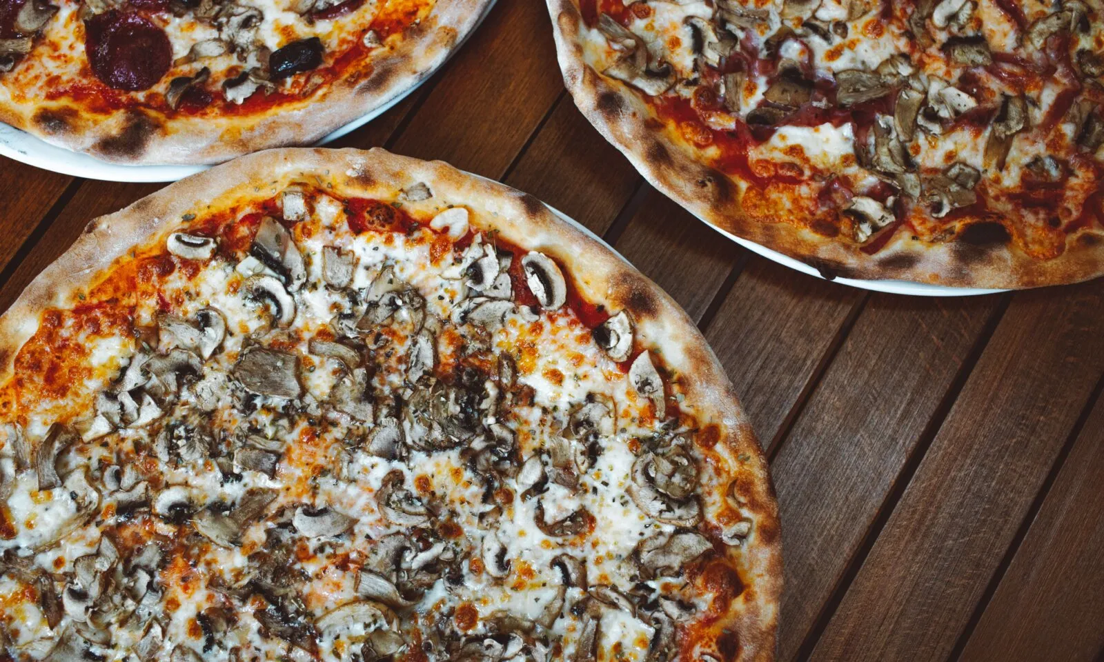 セブ市郊外のQueens Pizza TOPS店｜スライスとホールを使い分ける