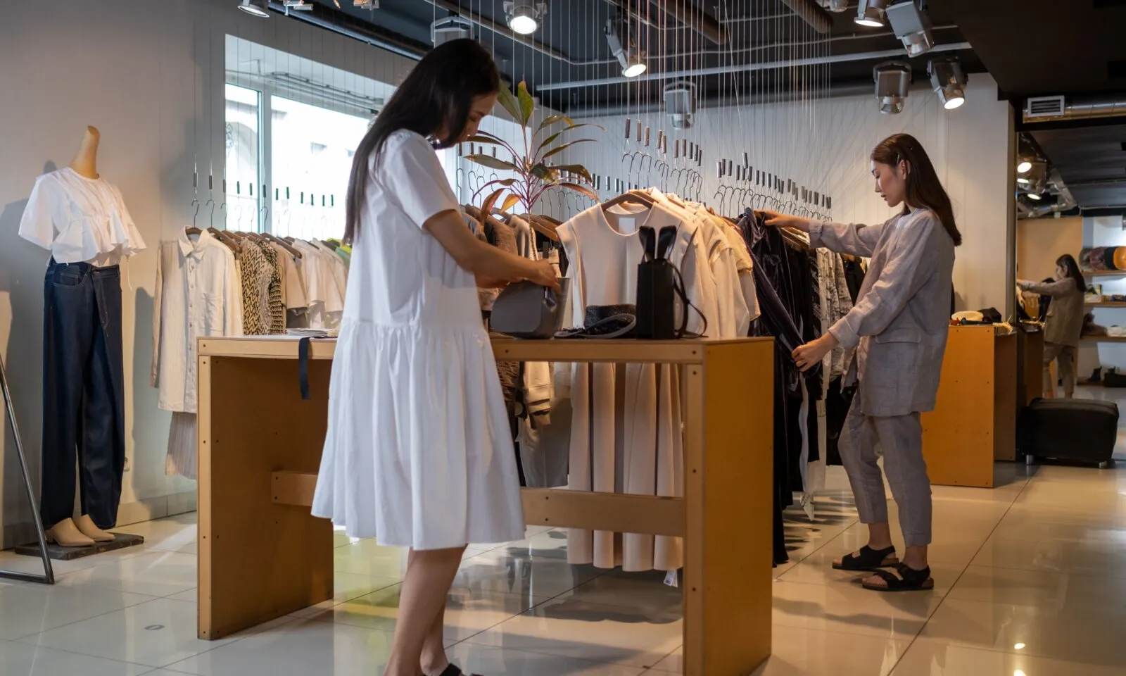 セブ・マクタンニュータウンで服・スポーツ用品・Apple製品を買える3店