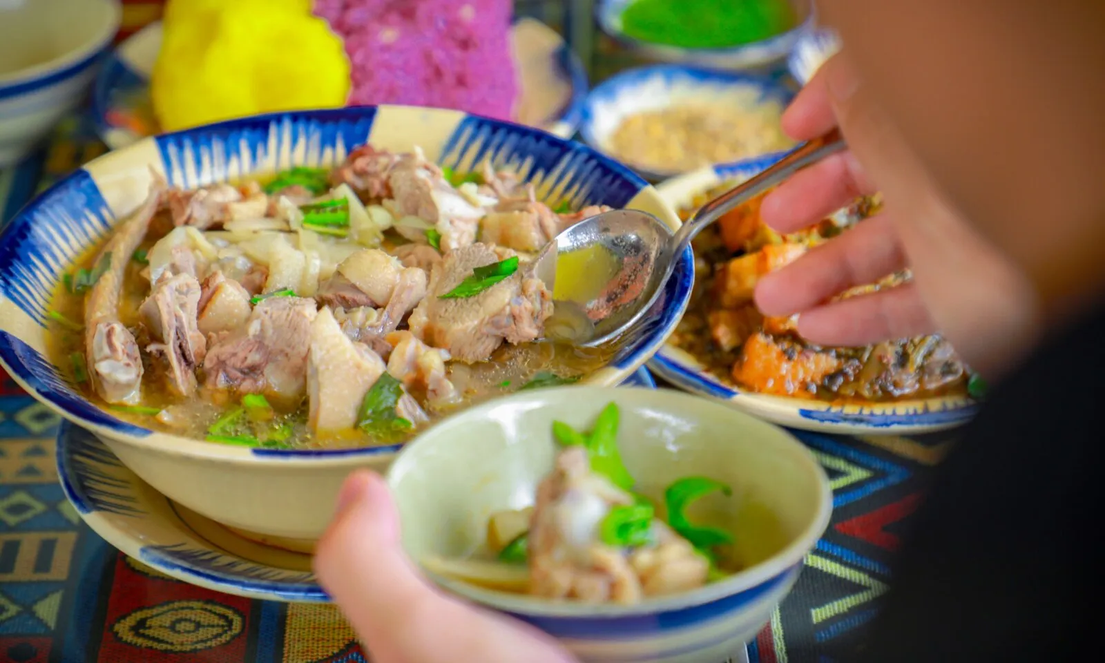 セブ市のHukad Robinsons Cybergate 主菜・野菜・スープを取り分ける食事を紹介する