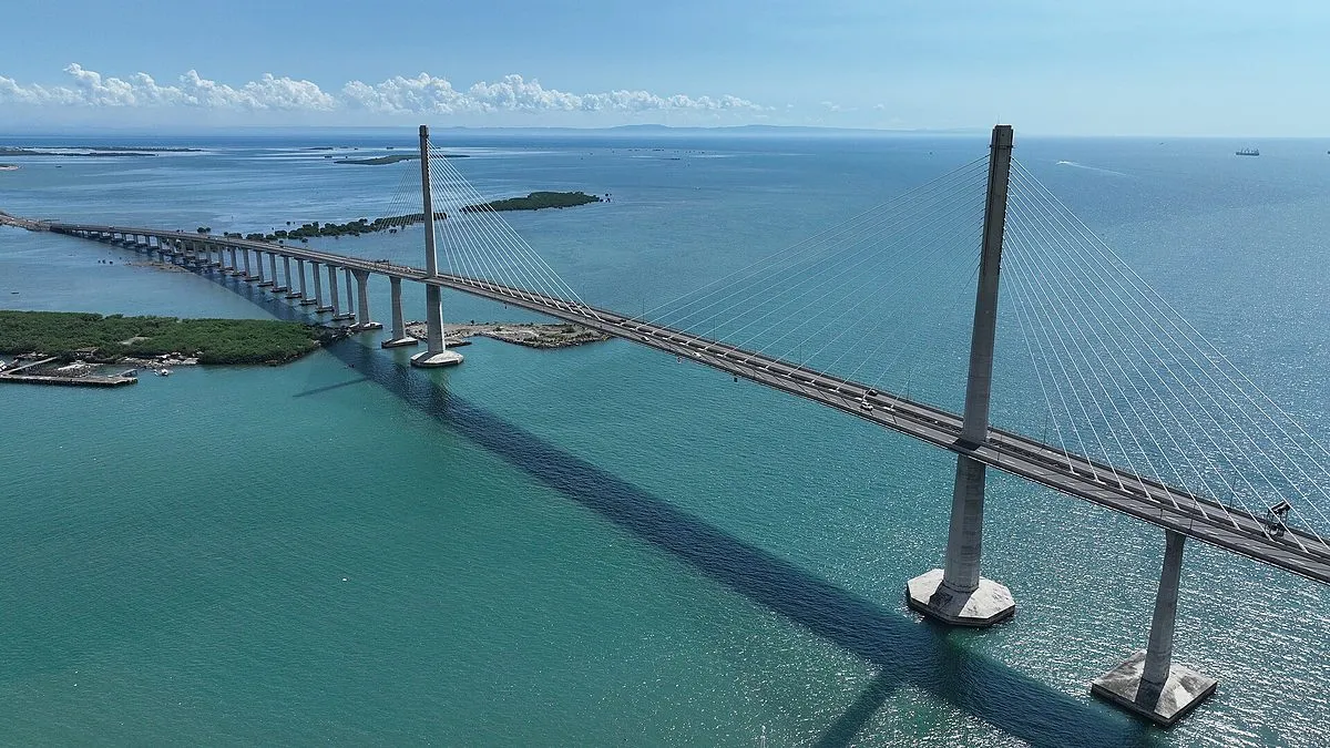 青い海の上を渡る橋