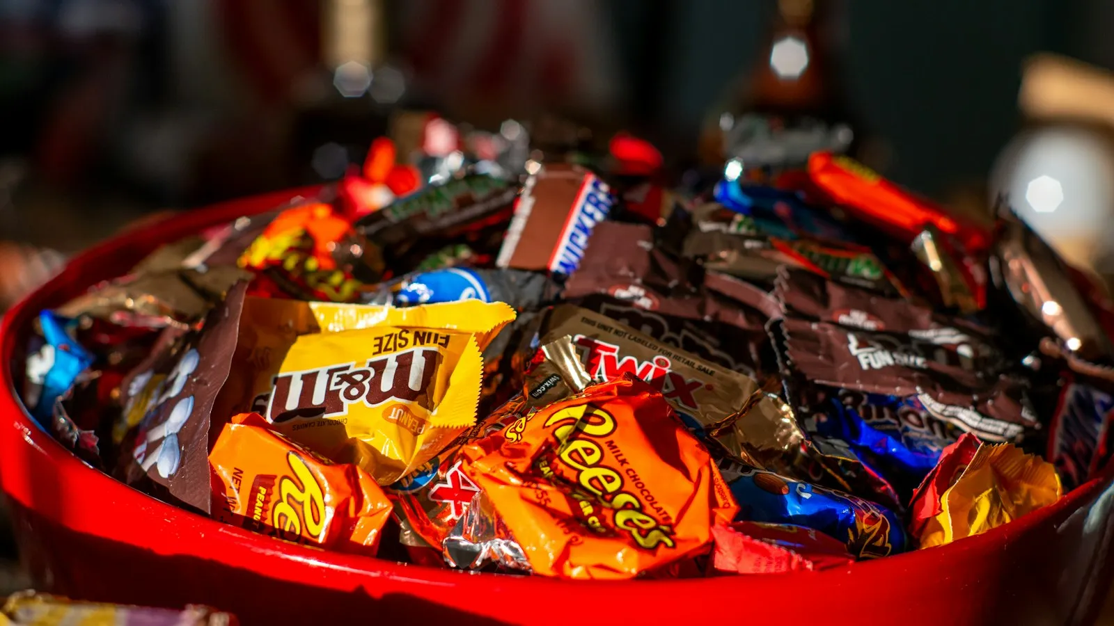 ボウルに入ったハロウィンのお菓子