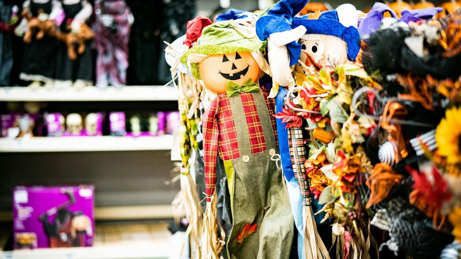 店に並ぶハロウィンの飾り