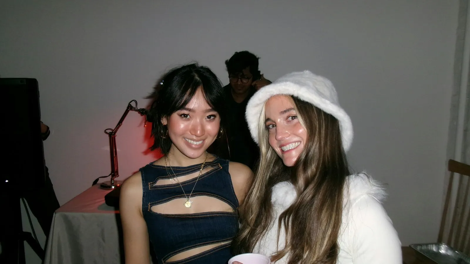 仮装した2人の女性