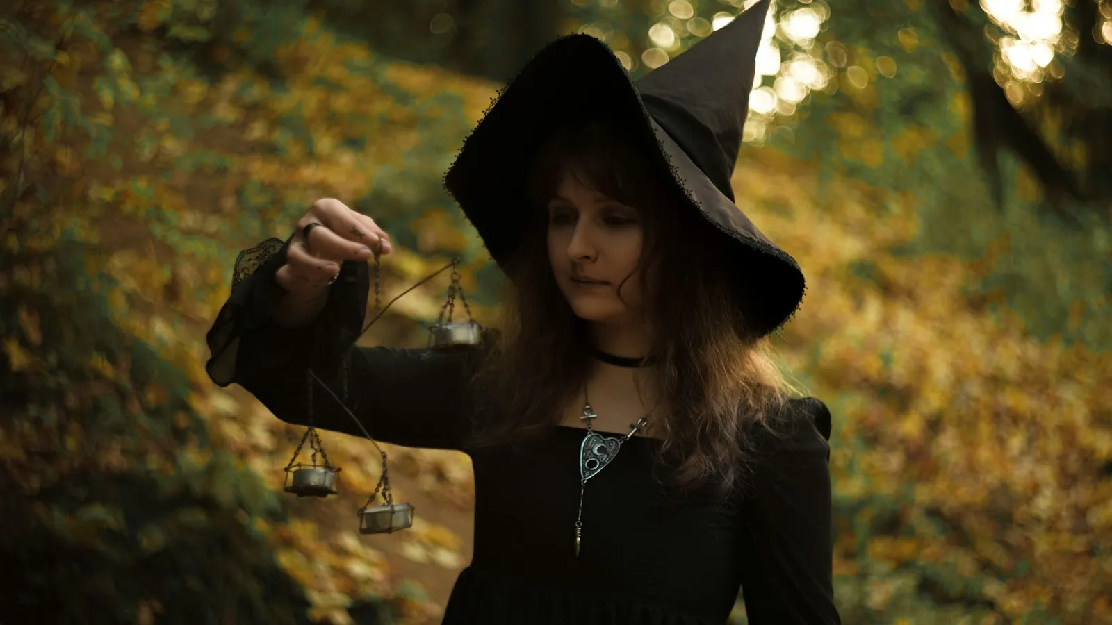 魔女の仮装をした女性